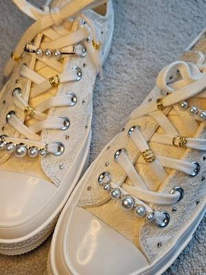 Custom bridal Converse 🤍✨ Met de hand gedecoreerd met kant, parels & glam stones – speciaal voor jouw mooie dag. 👰‍♀️ Wil jij ook mooie sneakers voor jouw mooie dag? Stuur me een DM 💌 #bride #brideandgroom #bridetiktok 