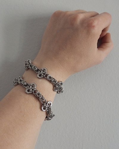 the hexadroid bracelet is now live on the website (etsy coming soon).

previously had a different design for a hex nut bracel...
