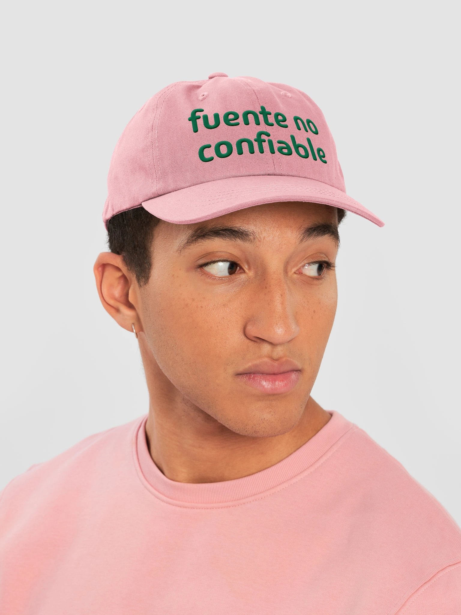 Fuente No Confiable Gorra Bordada product image (12)