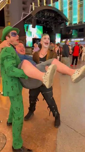 Joker & Riddler having a good time with folks at First Friday & Fremont street! 

Hit the bio for booking and more characters...