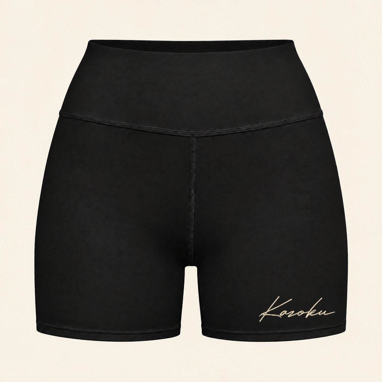 Short yoga femme Kazoku Sport noir, seul et vu de face, photo Fourthwall avec la signature ivoire sur la bordure
