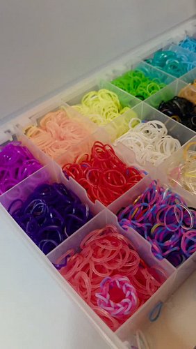 See how Ana uses a loom to make bracelets. 💙 🥰
