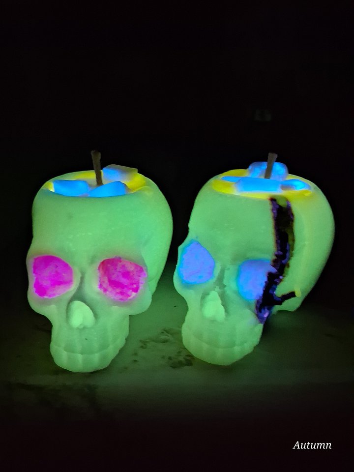 UV Reactive Skull Candle product image (1)