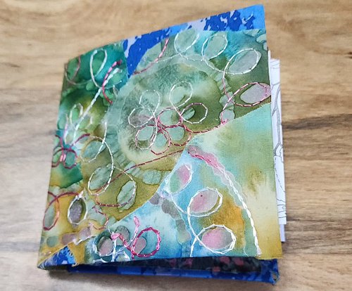 Stepping outside my creative comfort zone yesterday, I learned how to make an upcycled journal with @create_with_ruthie at a ...