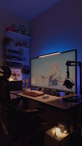 Happy Thursday! New desk arrives next week 🙌 Went with the lighter color, but in the meantime, some final reels of the ol’ se...