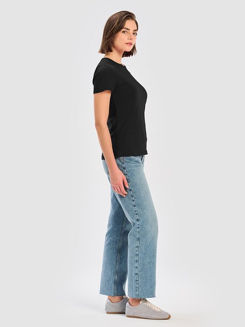 Photo showing Gildan Women's Basic Softstyle T-Shirt