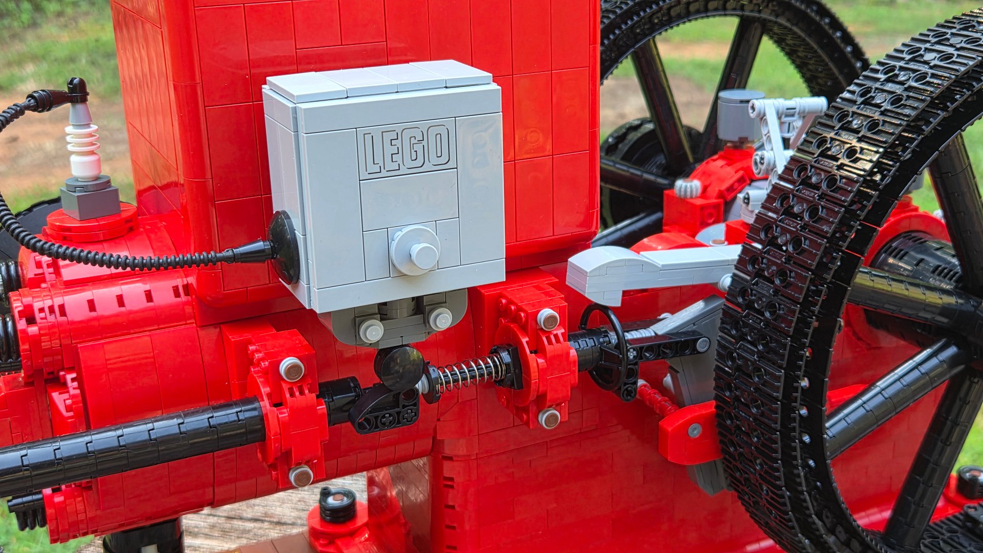 Red Flyer Vacuum-Powered Hit-&-Miss Engine MOC Instructions product image (3)