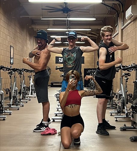 A moment for the crew💪🏼 #gym #gymbuddies #gymselfie