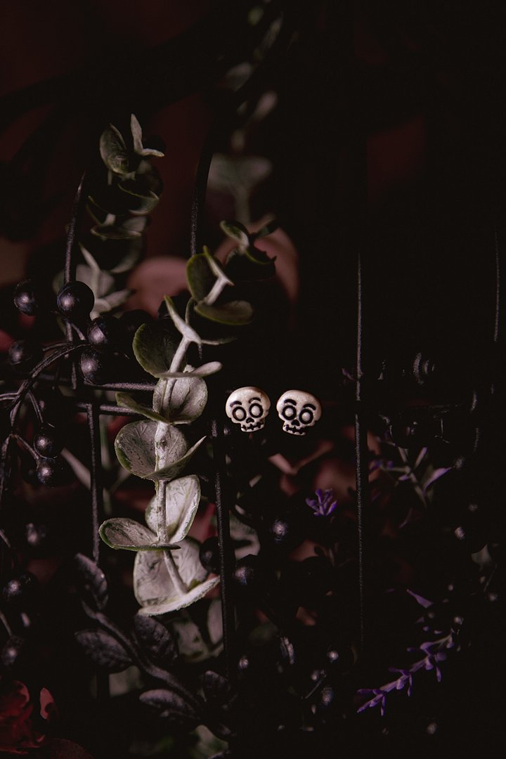 Sneaky Skulls product image (1)