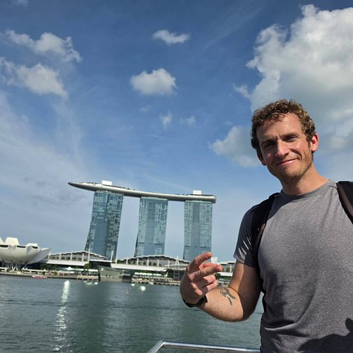 I visited Singapore yesterday! 🇸🇬
After 25 minutes of sleep, I decided to get up at 4am and cross the bridge from Malaysia to...