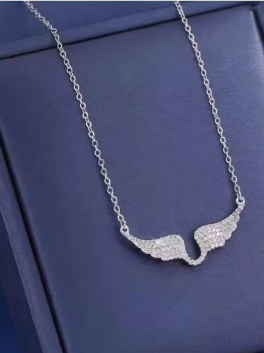 عقد "أجنحة الملاك" – إشراقة النقاء والجمال product image (1)