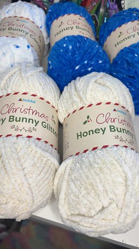 I can’t believe it’s already time to start thinking holiday themed items already 👀 Take advantage of the @hobbii_yarn Black F...