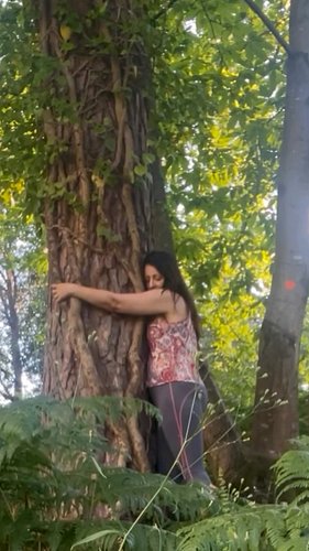 ⁨	درخت را در آغوش بگیر 🌳🪾💚
#درخت_آغوشی #روانشناسی_دارک #توسعه_فردی #خودشناسی #کائنات #کارما #آنگیزشی #انگیزشی #شفای_طبیعت⁩