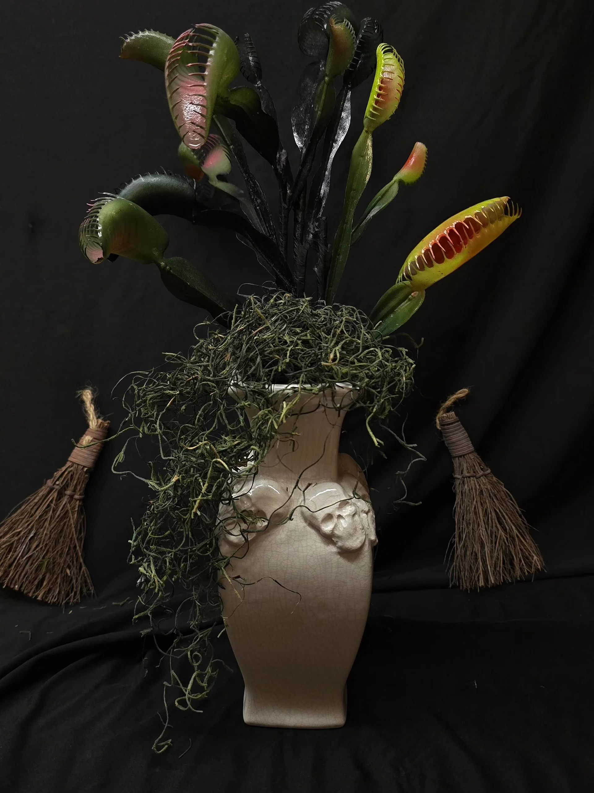 Creepy Skull Dry Vase product image (2)