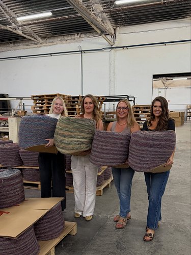 All we need is yarn balls THIS big 🤣🧶 

That’s 4kg yarn I’m holding 🤯

This is at the @katiayarns warehouse with @hanjancroch...