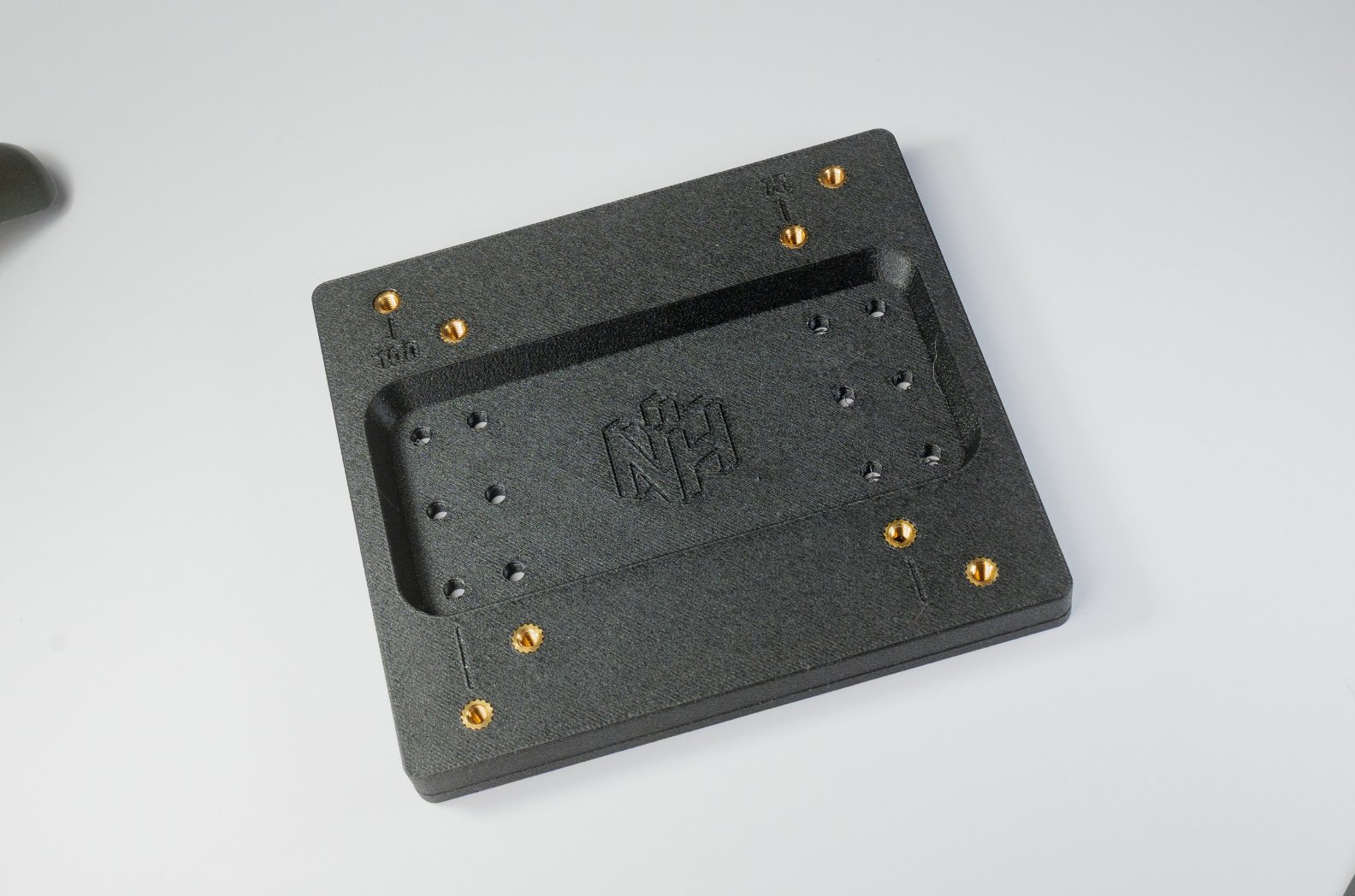 Portable Monitor 2 to 4 VESA Screw Adapter product image (4)