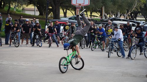More shots from @dirtyfest but this time of another freestyle legend, @davenourie ! This guy doesn’t age! #bmxfreestyle #dave...