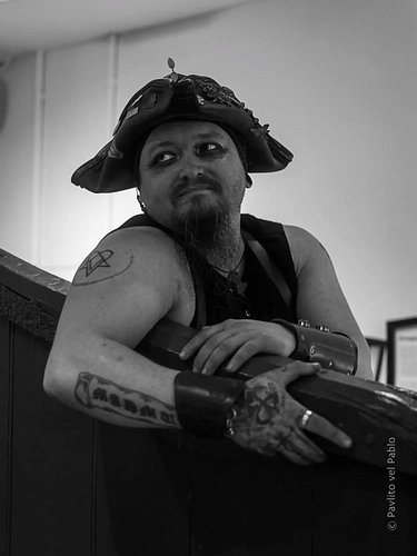 Heatwave? Sunshine? Nah, I'm embracing dark and moody!

Photo credit: Pavlito vel Pablo at Victorian Steampunk Invasion, Erew...