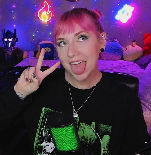 Love when my makeup matches my clothes then chat matches those to my mic 🥹🫶💚 Thanks for a great stream tonight! See you Monda...