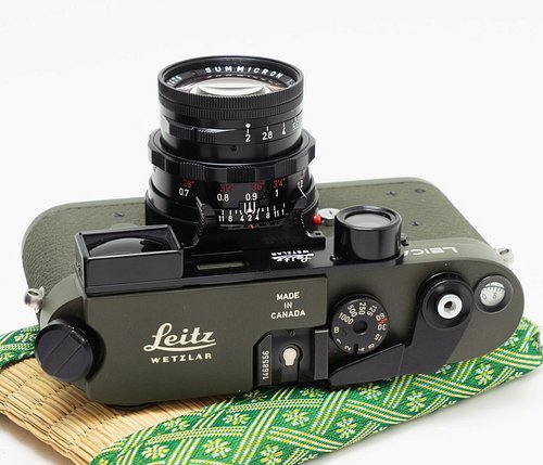 The JCH Leica M4-2 Green Machine paired with a Summicron DR 50/2 Black repaint. Both by the masterful @kantocamera 
#japancam...
