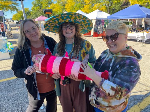 THREE SARA(H)s, all named after the SAME SONG, at the farmers market today. 🤯 we’re all here for one more hour then the seaso...