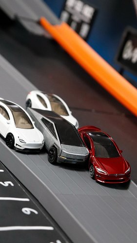 These Teslas did not buy the speed DLC... 

#tesla #hotwheels #hotwheelstrack #race #cybertruck