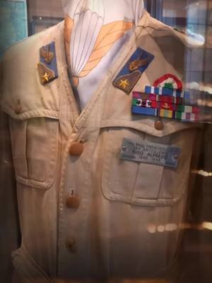 Immagine dell' uniforme del Serg. Magg. PARACADUTISTA Alfredo Rigo del 184° Artiglieria Divisione Nembo 1942 - 1945 ⚡ Si trova al Museo del Risorgimento e della resistenza a Vicenza.🇮🇹 #terraecielo2020 #terraecielo #italia #paracadutisti #Nembo