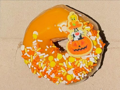 Who can resist a Tweety Bird doughnut? Tweety is Macho 😎 #Halloween #LooneyTunes