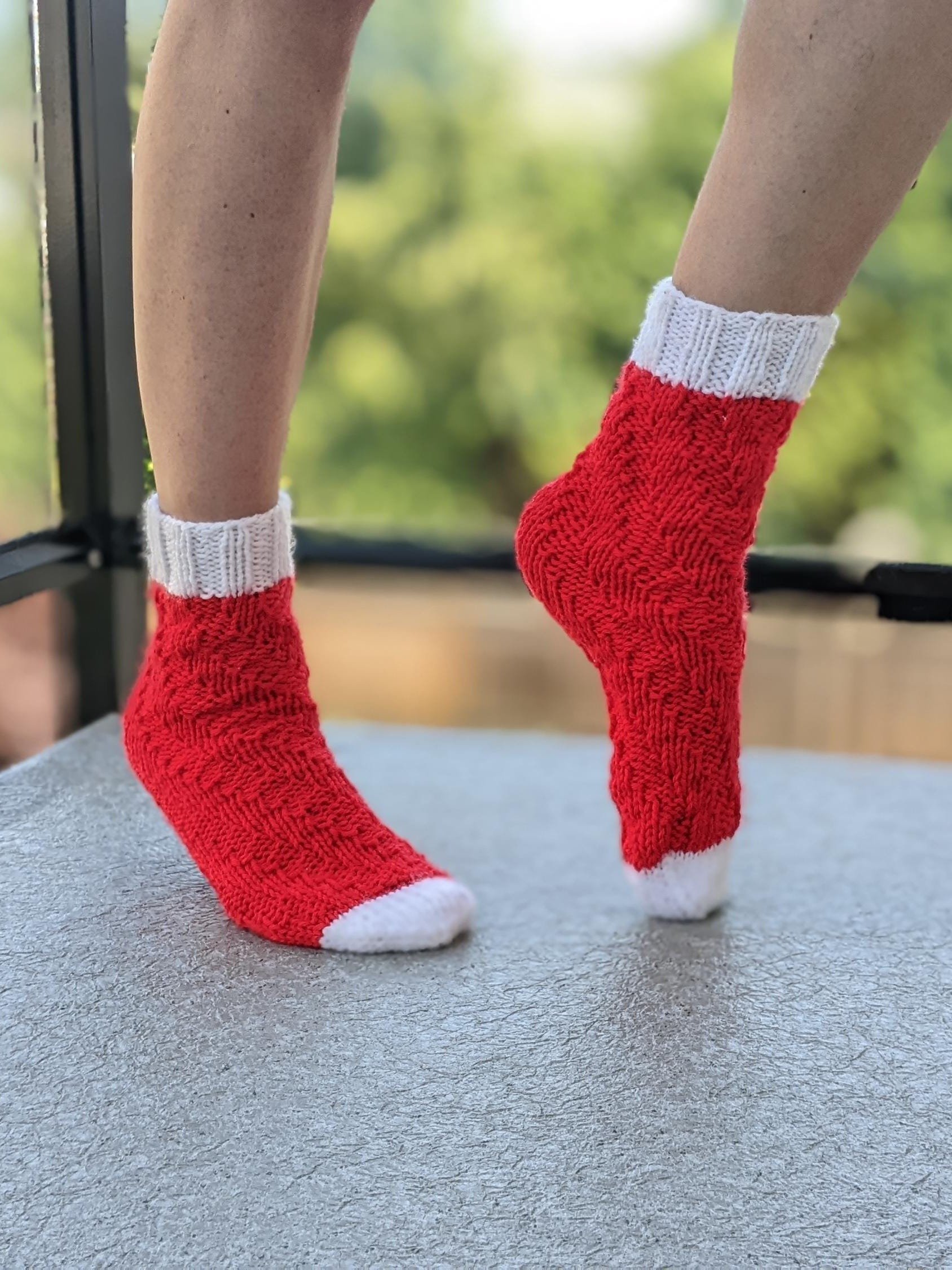 Knit Spiral No-Heel Christmas Socks Pattern product image (10)