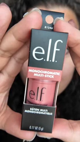 Als je boven de 40 bent schijnt een blush stick beter te zijn dan poeder omdat deze minder je poriën en lijntjes accentueert....