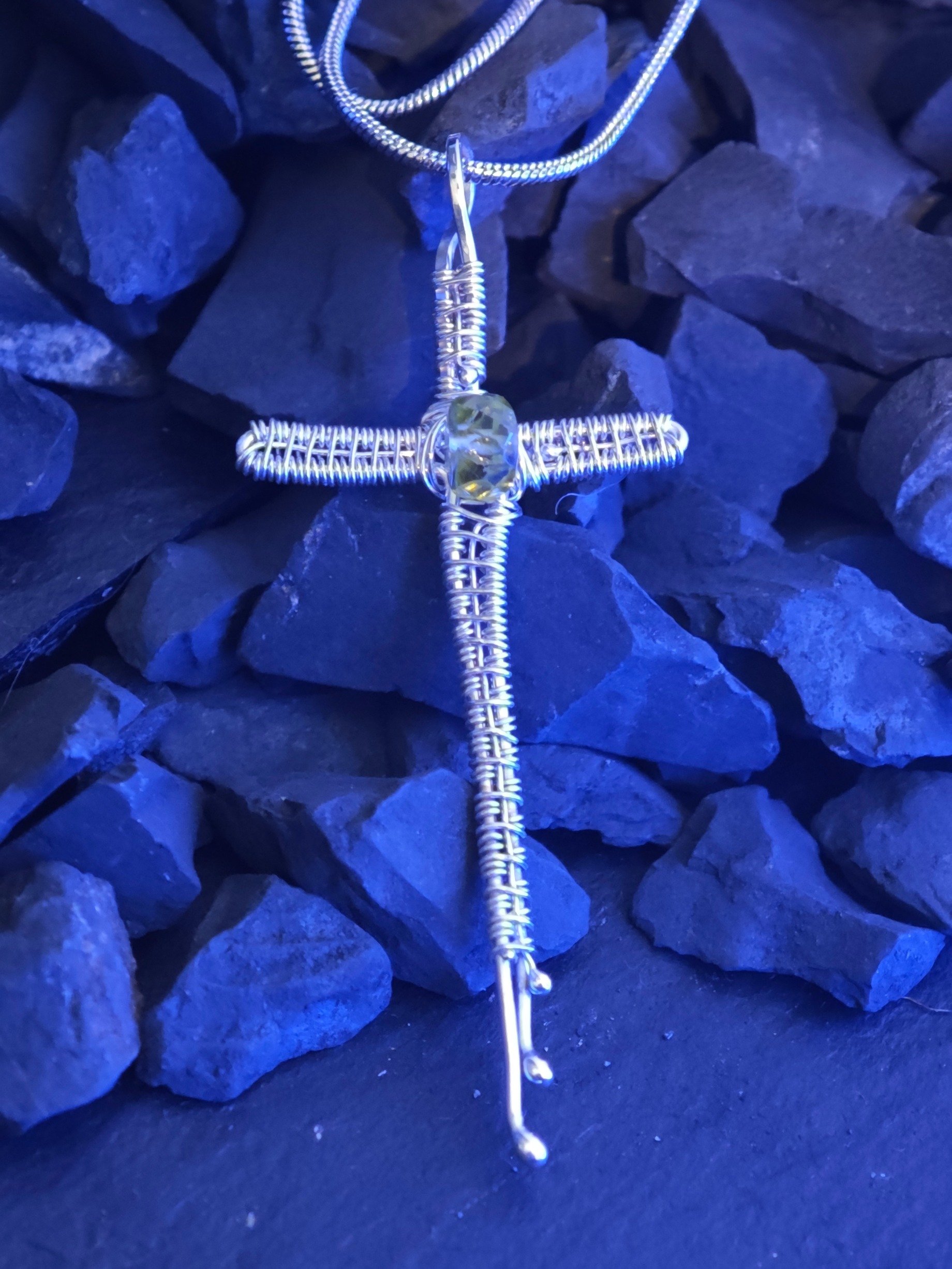 Weaved peridot cross product image (2)