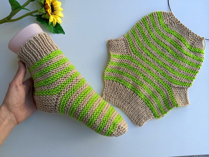 Flat Knit Two-Needles Two-Color Socks Pattern product image (1)