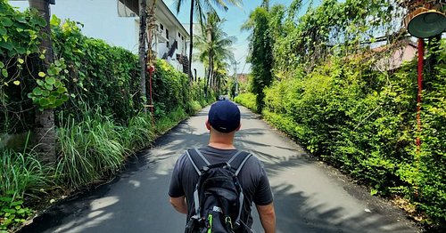 Makin' my way downtown. Walkin' fast, faces pass. And I'm homebound