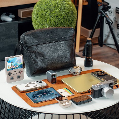 Summer means shorts, and shorts mean everything moves to the sling 🎒
This one's loaded - a flip phone that opens sideways, ea...