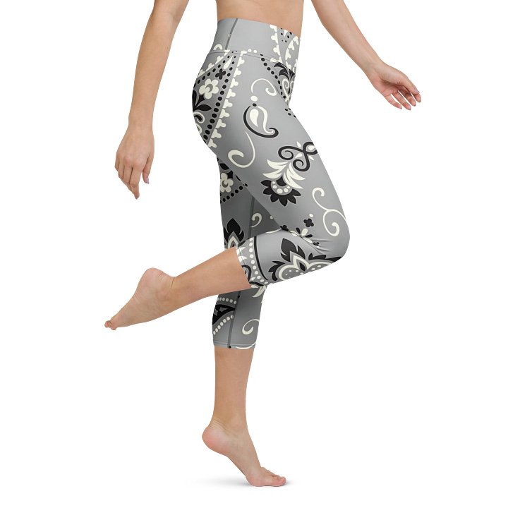 DTAC 90s Iconic Yoga Capri Leggings product image (1)