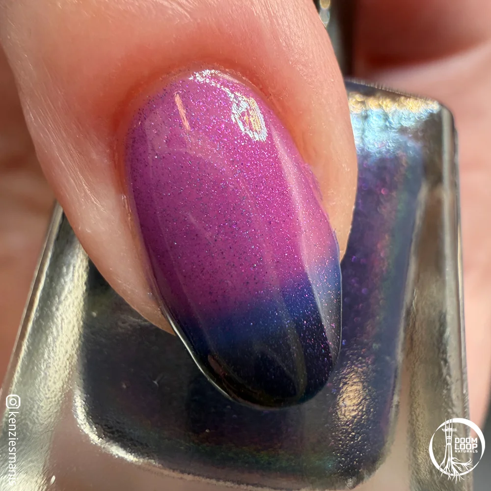 THE STRINGS - Black Navy Magenta Thermal Shimmer Nail Polish product image (6)