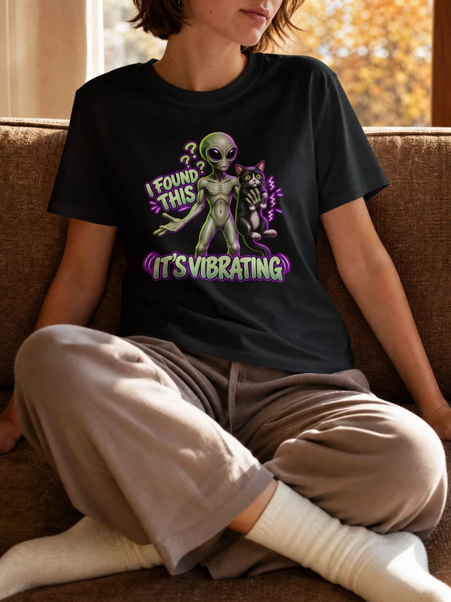 Alien Found a Cat... It's Vibrating! | Comfort Colors Funny T-Shirt product image (2)