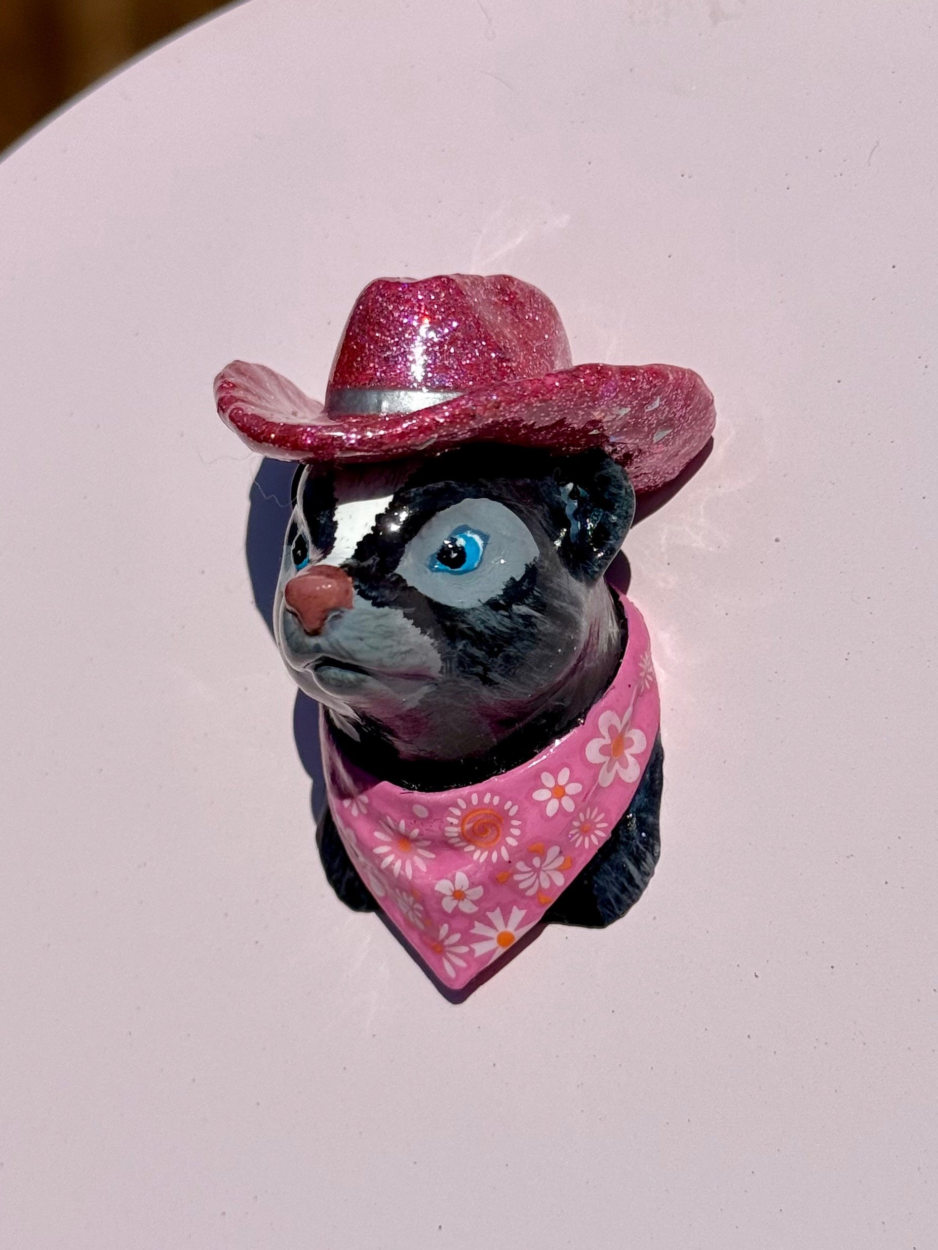 Hand-Painted Skunk Magnet (Pink) product image (3)