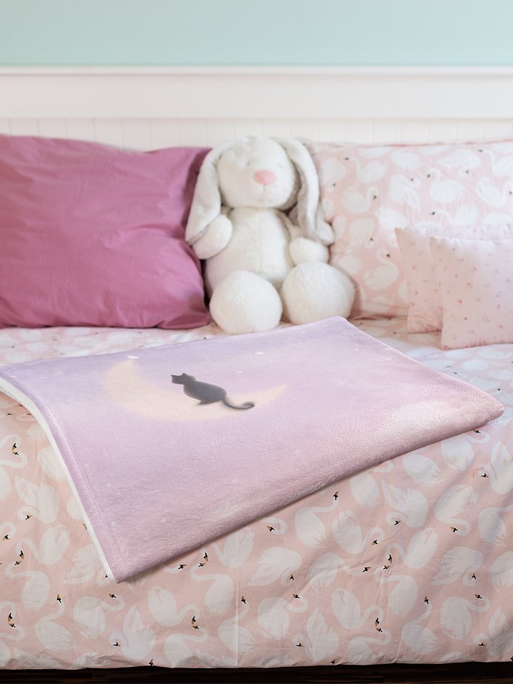 Elegant Pink Silk-Touch Throw Blanket – Hypoallergenic Comfort for Any Space product image (3)
