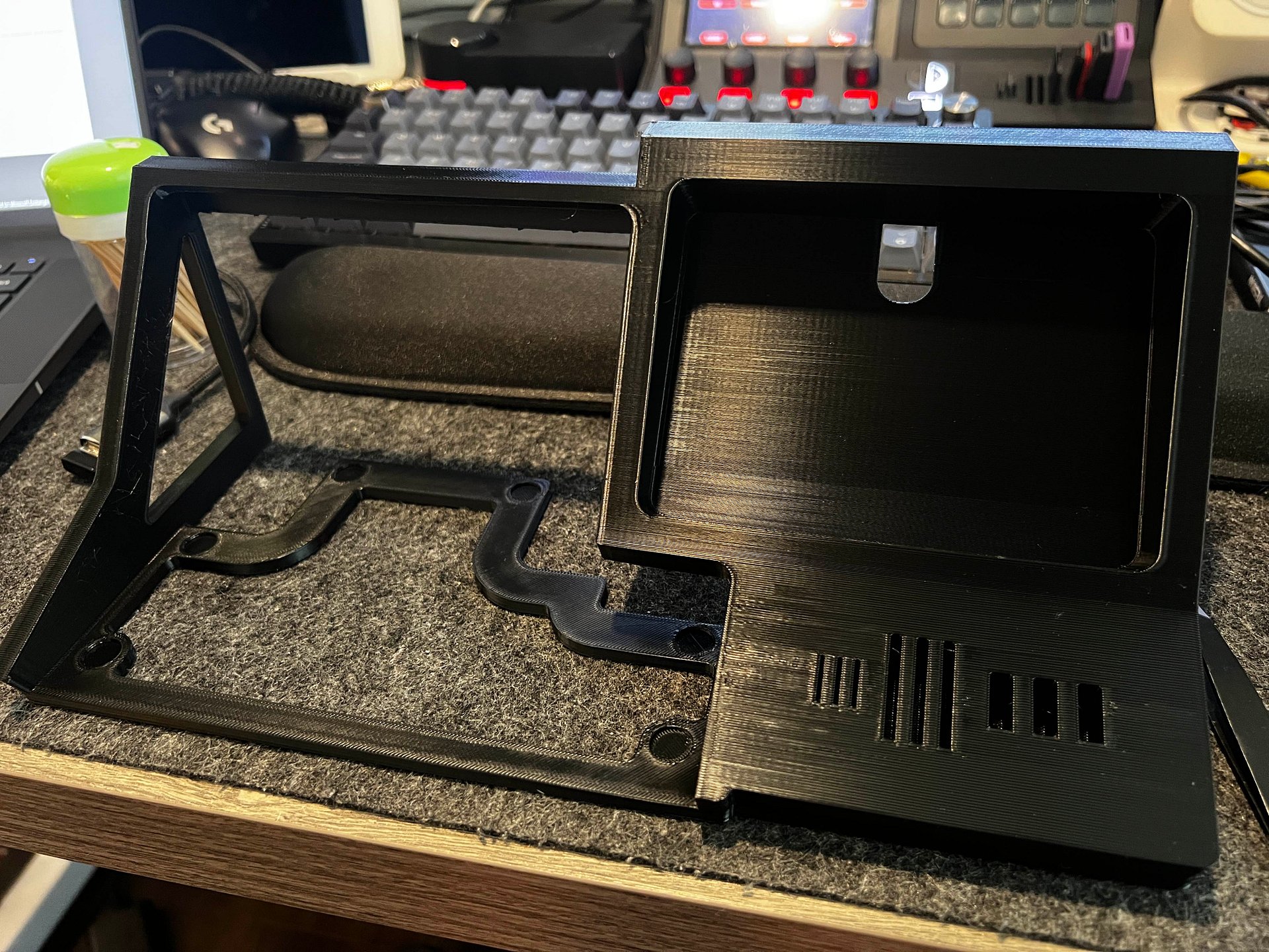 BEACN Mix Create/Studio Desk + Elgato Stream Deck Mk2 15-Key Mount product image (2)