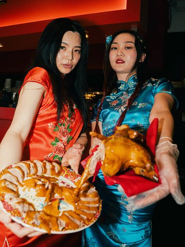 let's feast 
吃飯了💥
⠀⠀⠀⠀⠀⠀⠀⠀⠀⠀⠀⠀⠀
Asian Heritage month comes to an end tonight but eating last forever 🍜 Adore this shoot w the...