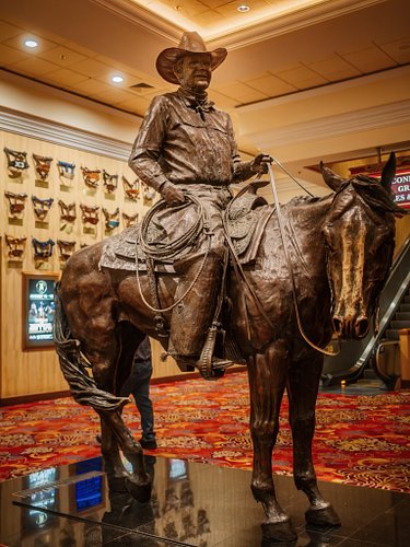 Why visit Vegas? For a rodeo, obviously! 🤠 Stepping into South Point, the smell of fresh leather was instantly comforting and...
