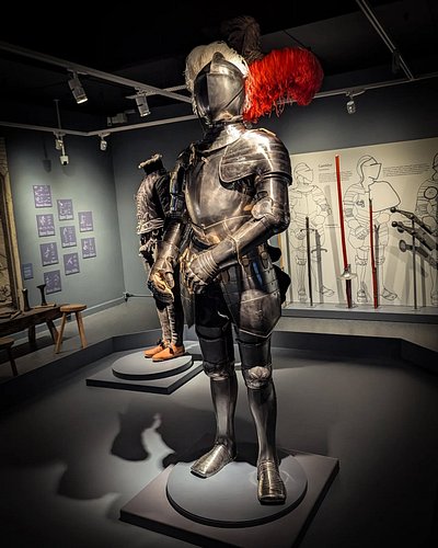 Just a normal Monday with @rasmusloen, a museum to see beautiful handmade armour, viking relics and a blue whale skeleton, th...
