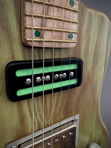 Neon green P90? Yes please. 

#luthier #guitar #lookgoodsoundgood #cnc #cncguitar