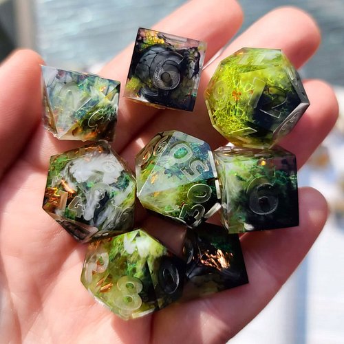 I forgot about this firbolg-inspired set of #dice 😍 sunshine and math rocks, there's nothing better.

#dungeonsanddragons #Ma...