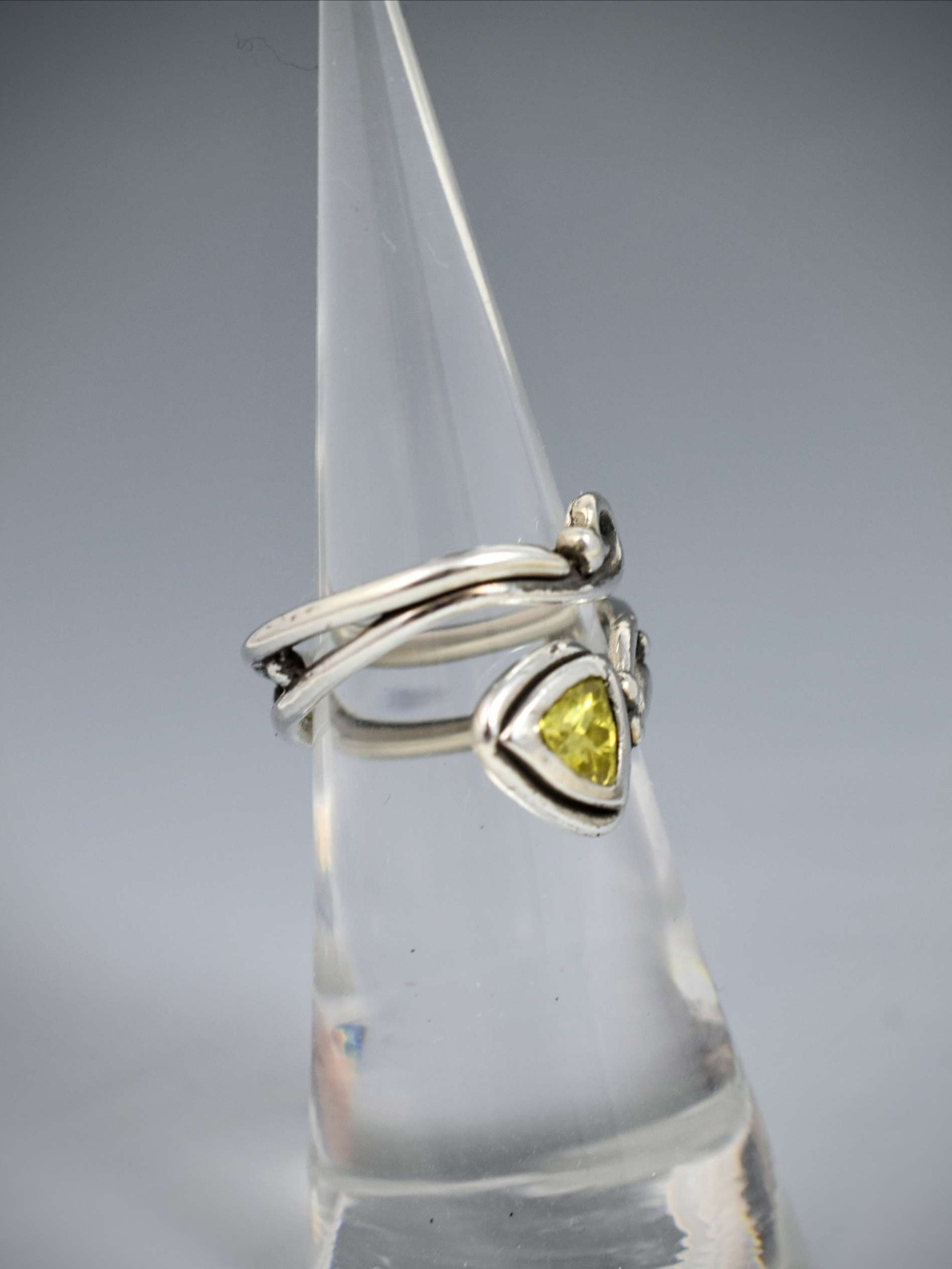 Sterling Silver Triangular Green CZ Ring – Bold Elegance in Motion product image (3)