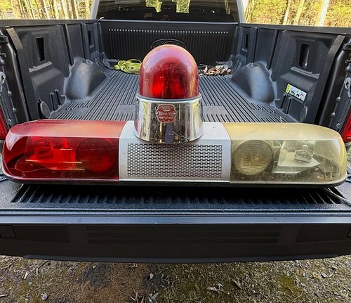 Today’s haul took me upstate New York, where I picked up this federal signal beacon ray model 176 made in January of 1974 and...