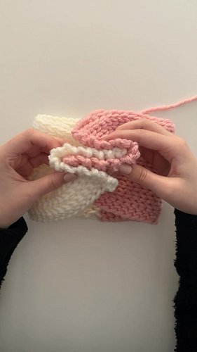 Easy headband trick 💡 Comment ‘pattern’ for the free pattern🥰 

#crochet #haken #headband #crochetpattern #crochetforbeginners