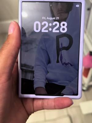 I really love this form factor but I had to return it😭😭 I couldn’t find anyone else with this issue🥺 and it ended up being bricked in the end. Tried factory resetting the phone 3 times and a 4th at Tmobile, the problem persisted, I’ll be trying again with another one in a few weeks but man this situation SUCKED!  #fyp #zfold8 #samsung 