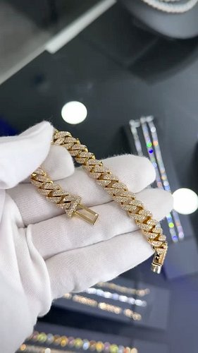 Custom made solid gold diamond cuban bracelet 👌🏼 
•
#yycbusiness #calgary #customjewelry #cubanbracelet #custommadejewelry